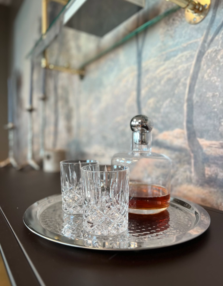 ES3 Office decanter and crystal tumblers detail